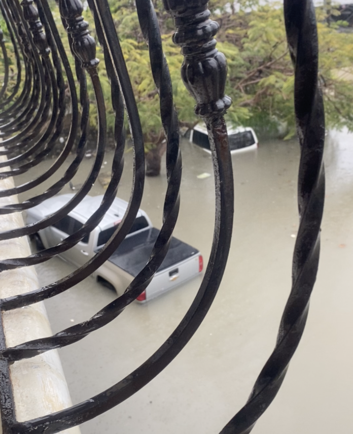 Inundaciones afectan viviendas y vehículos tras desbordamiento de la cañada de Guajimía en El Ibancito