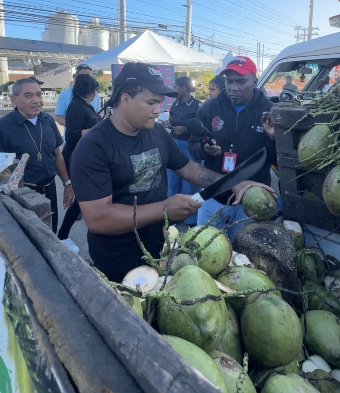 Joven coquero ofrece agua de coco gratuita en solidaridad durante jornada por caso Jet Set