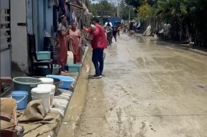 Familias de Villa Montellano reportan pérdidas materiales y viviendas cubiertas de lodo tras lluvias