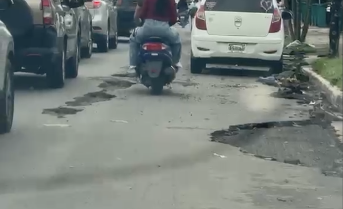 Denuncian deterioro prematuro del asfalto en la avenida Libertad de Bonao