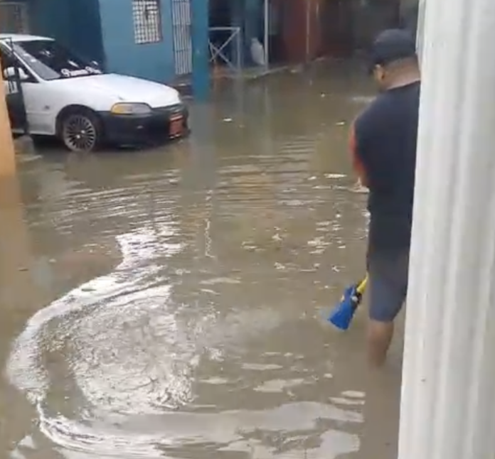 Reportan inundaciones en el callejón Sánchez del sector Los Mameyes