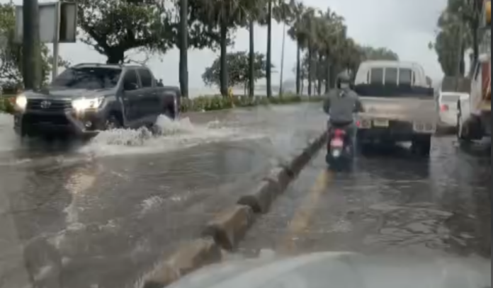 Reportan acumulación de agua en el Malecón del Distrito Nacional tras recientes lluvias