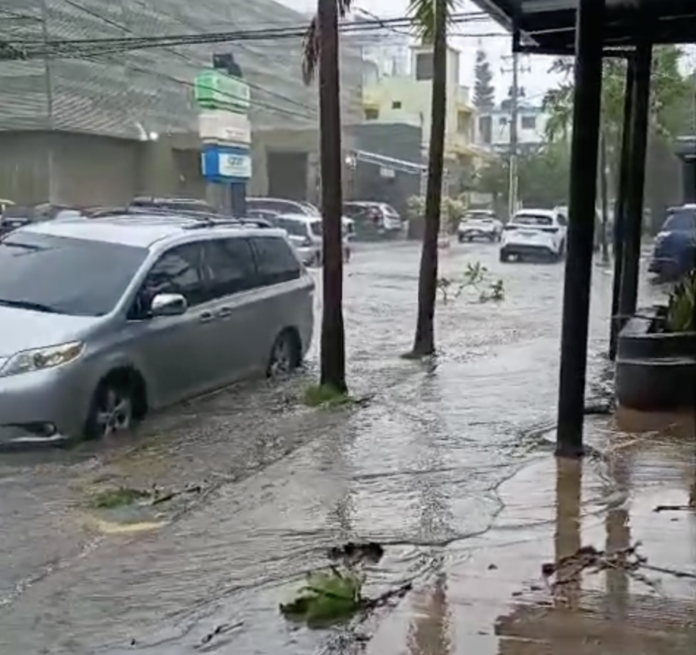 Reportan inundaciones en calles aledañas a la Zona Universitaria tras inicio de lluvias