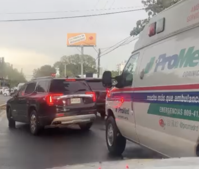 Denuncian que vehículos de supuestos funcionarios obstaculizaron paso a una ambulancia en la avenida Sarasota