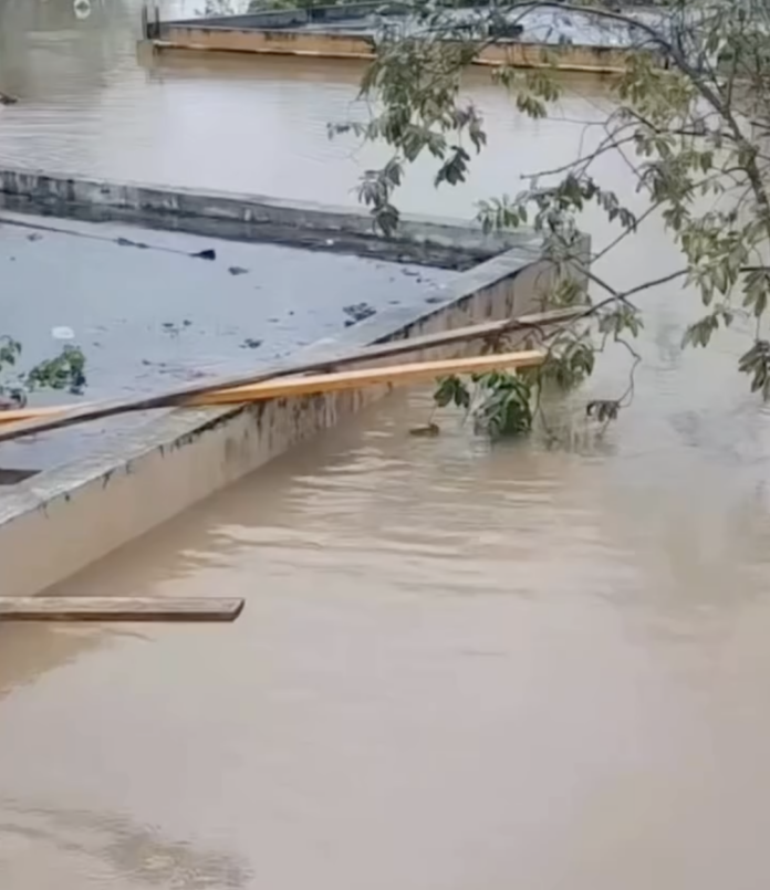 Reportan inundaciones críticas en el residencial Brugal de Manoguayabo