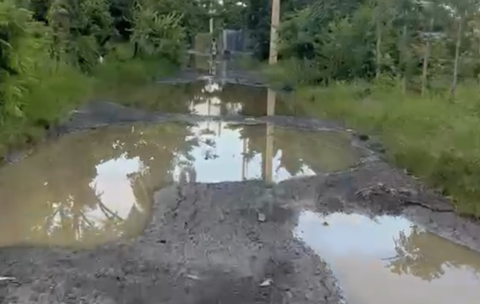 Denuncian fallas en sistema de drenaje tras remozamiento de play en sector Soto de La Vega