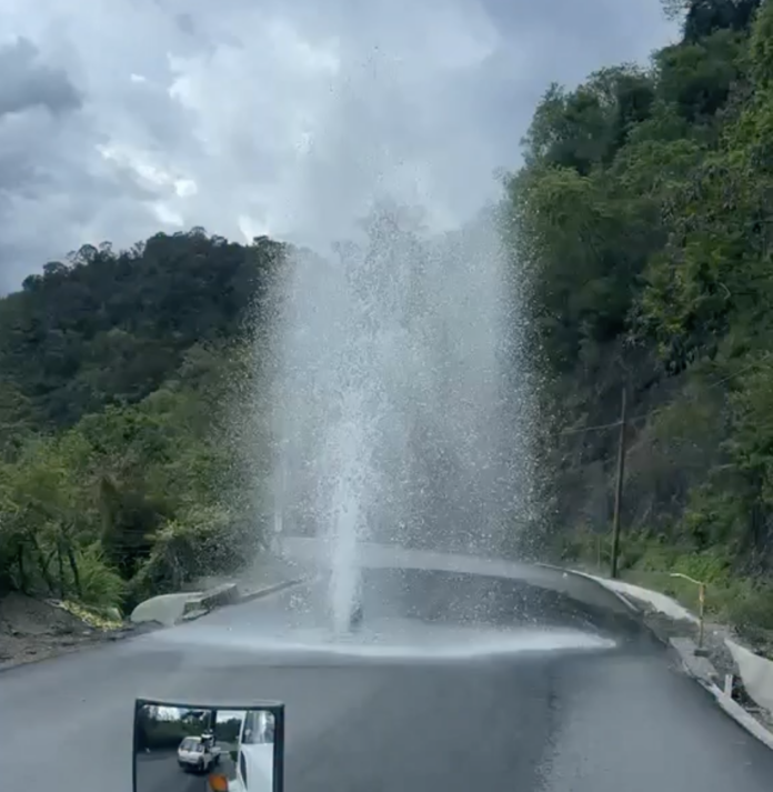 Reportan fuga de agua en la carretera Nizao-Sabana Larga de San José de Ocoa