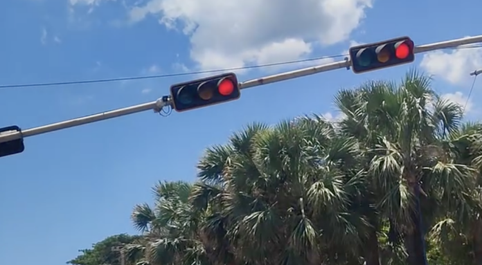 Denuncian semáforo en condiciones de deterioro extremo en el Malecón