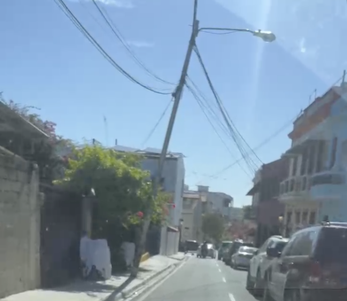 Denuncian peligro por postes de tendido eléctrico inclinados en la Zona Colonial