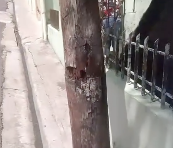 Denuncian peligro por poste de tendido eléctrico en mal estado en Las Palmas de Herrera
