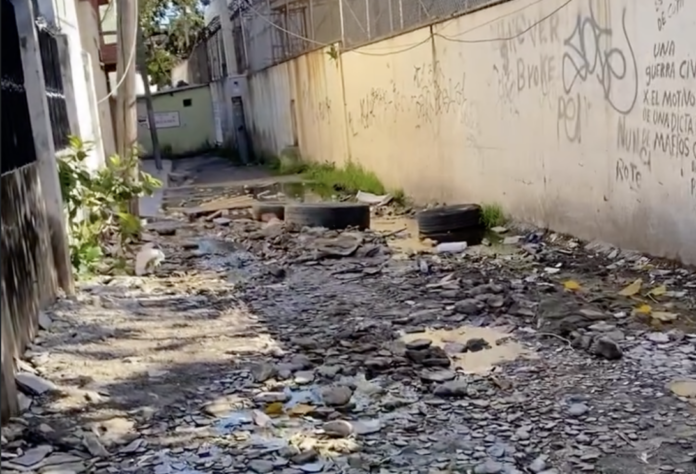 Denuncian foco de contaminación y mal estado de vía detrás de la Cámara de Cuentas