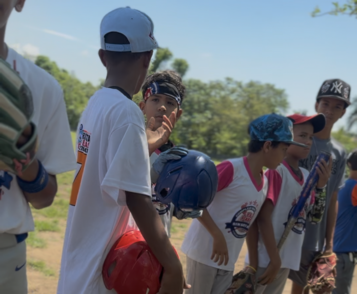 Comunitarios de La Torre en La Vega solicitan compra de terreno para play de béisbol