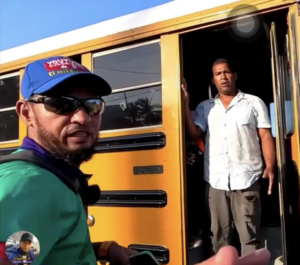 Denuncian actitud agresiva de presunto transportista de haitianos en situación irregular en Punta Cana