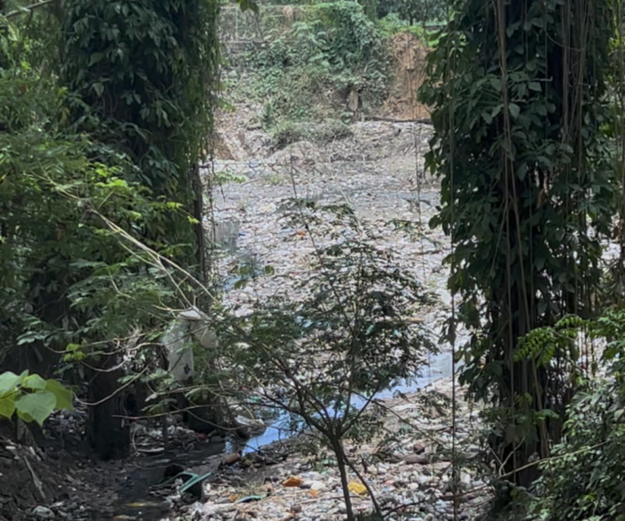 Residentes denuncian obstrucción de drenaje y riesgo de inundación en sector de Santo Domingo Norte