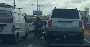 «El sol está caliente»: agente responde así mientras motoristas huyen en vía contraria por el elevado