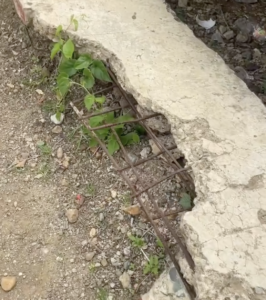 Denuncian avanzado estado de deterioro en campo deportivo utilizado por decenas de niños