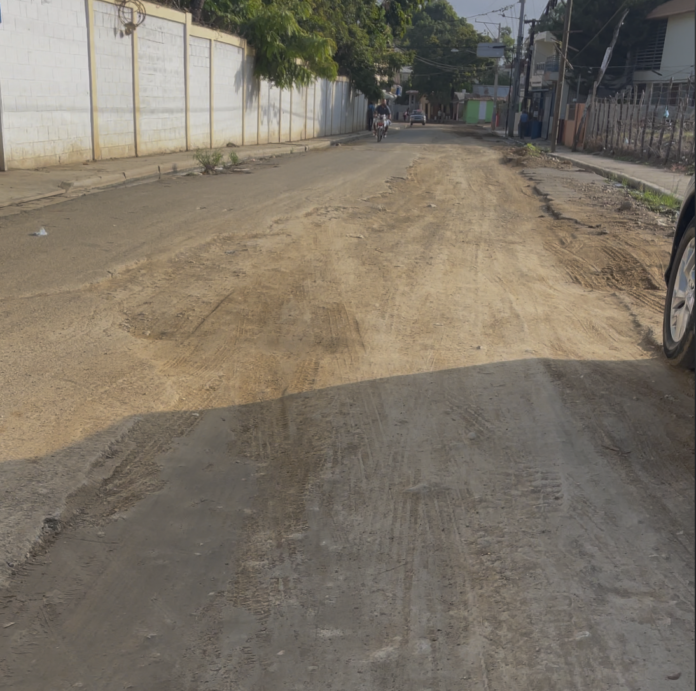 Denuncian estado de abandono y contaminación en la avenida General Benito Monción en Mao
