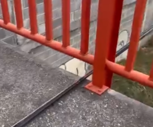 Cable de alta tensión cruza por el suelo de puente peatonal escolar