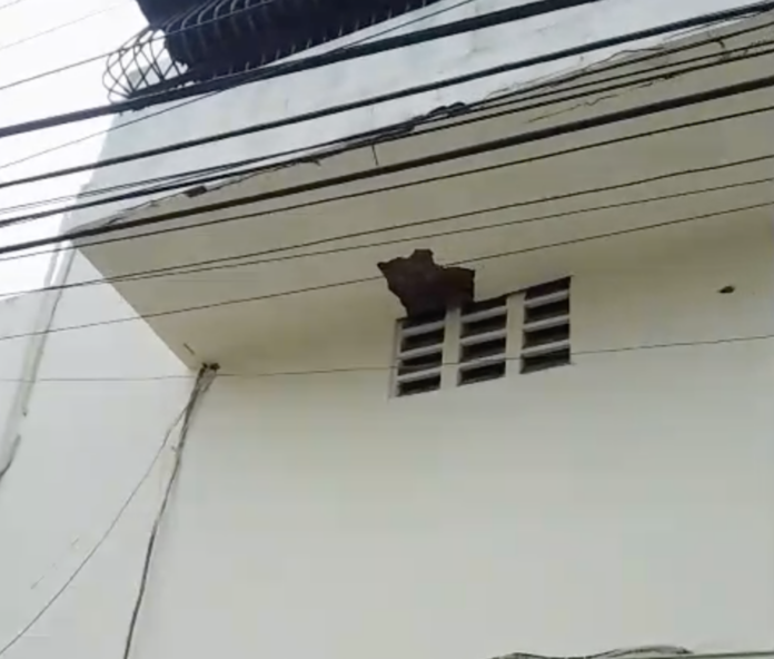 Denuncian peligro por balcón con grietas estructurales en el Ensanche Quisqueya