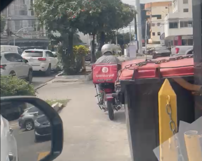 Tras retiro de obstáculos, denuncian que motoristas invaden aceras en la avenida Tiradentes