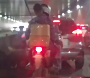 Captan a dos agentes de la policía nacional transitando por túnel de la avenida 27 de febrero