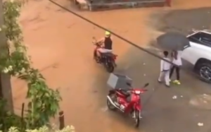 Fuertes lluvias provocan inundaciones en el sector La Secadora del municipio Constanza