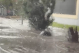 Reportan arrastre de desechos por corrientes de agua durante lluvias en Santiago