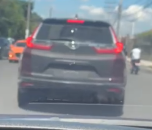 Reportan vehículo sin placa transitando con supuestos desechos en la carretera Mella