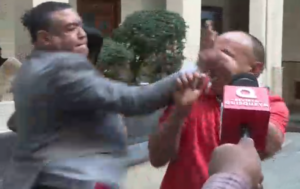 Comunicador Jhossan Capell agrede a víctima durante audiencia del caso Jet Set