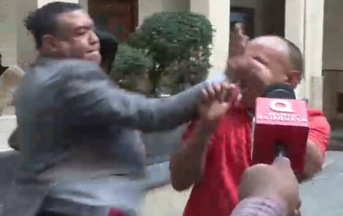 Comunicador Jhossan Capell agrede a víctima durante audiencia del caso Jet Set