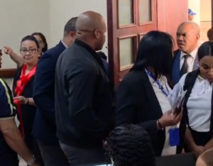 Seguridad de los Hermanos Espaillat es expulsada de audiencia por ingresar armada