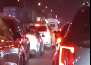 Patanas violan prohibición y cruzan elevado frente a Carrefour para evitar tapones