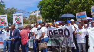 Comunitarios de La Cuaba protestan frente al Palacio Nacional en rechazo a instalación de vertedero