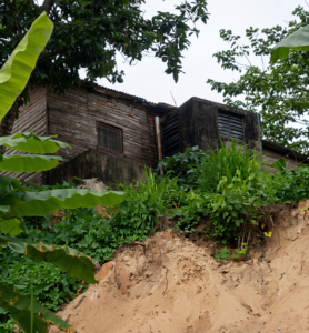 Madre de familia solicita intervención urgente de las autoridades por riesgo estructural en su vivienda en Villa Altagracia