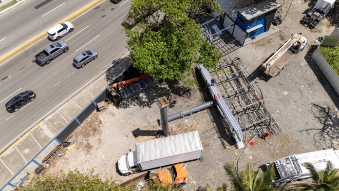 Valla publicitaria gigante colapsa en el Malecón por fuertes brisas