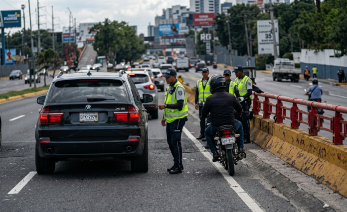 Motorista identificado como policía transita por elevado frente a agentes de la DIGESETT