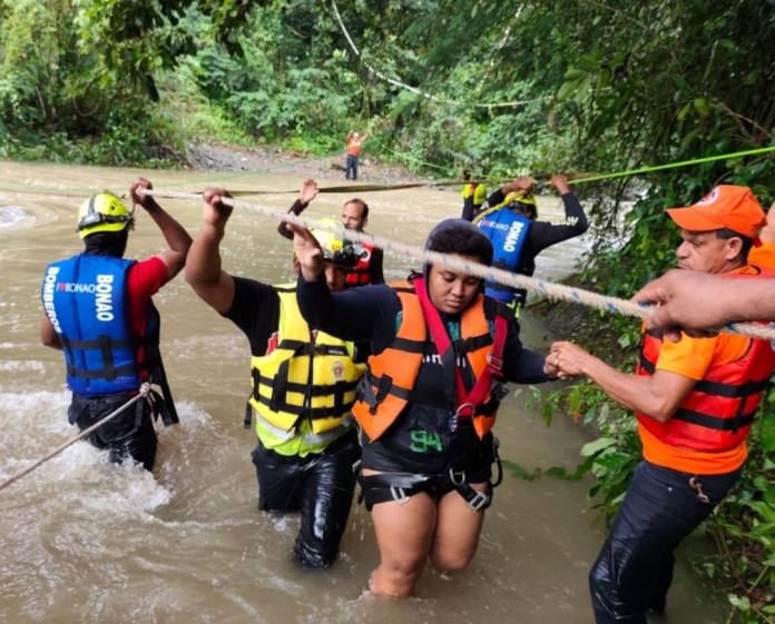 Defensa Civil rescata a 19 personas arrastradas por crecida del río Tireo en Bonao