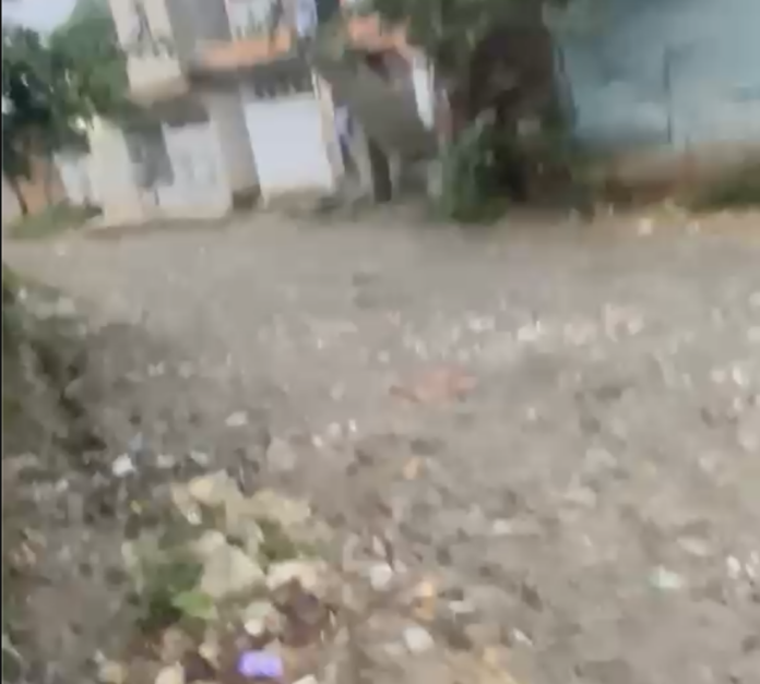 Ciudadanos denuncian abandono vial y cúmulo de basura en Villa Esperanza de Villa Mella