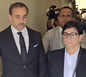 Hermanos Espaillat salen de audiencia bajo gritos y canción de 