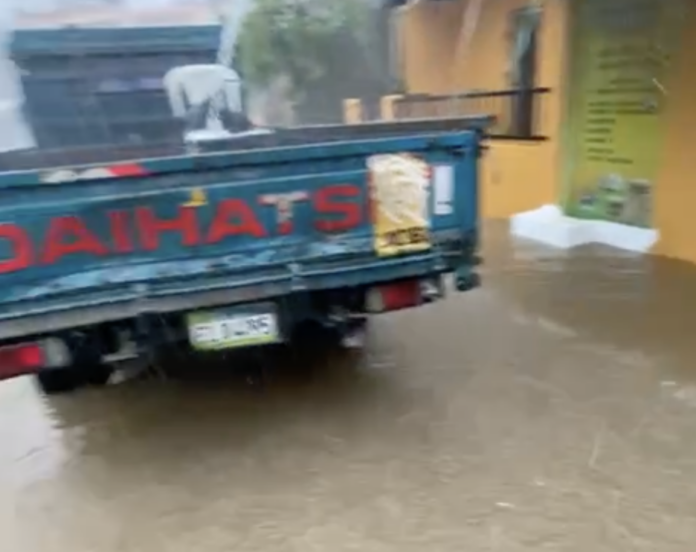 Inundaciones en la calle Respaldo Ozama afectan hogares y negocios tras lluvias