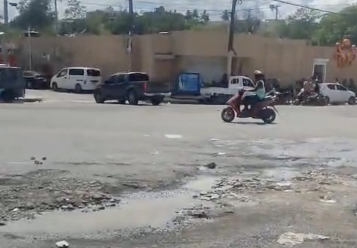 Deterioro extremo de la calle Emma Balaguer en Guaricano tras dos meses de abandono