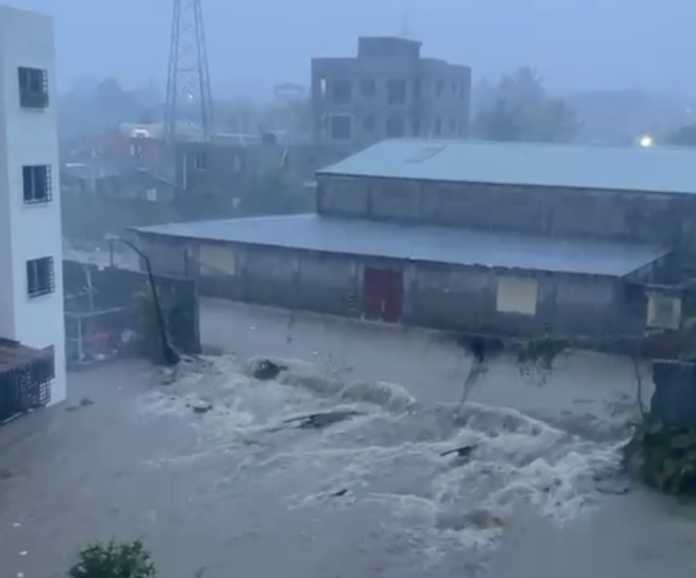 Derrumbe de Pared en el Residencial Hato Nuevo IV Debido a las Lluvias