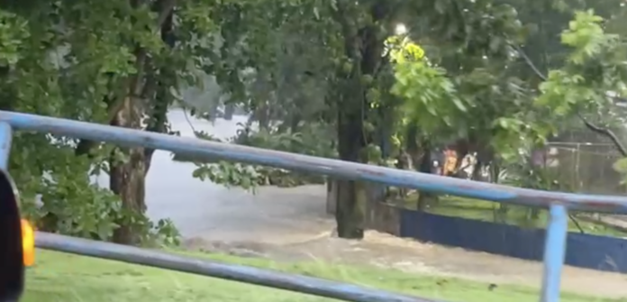 Crecida de cañada arrasa con viviendas próximo a la avenida República de Colombia