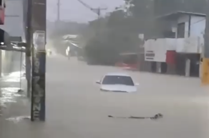 Avenida Monumental se encuentra totalmente inundada tras fuertes lluvias