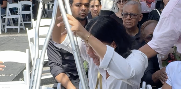 Sobreviviente del Jet Set lanza sus muletas en señal de impotencia y exige justicia