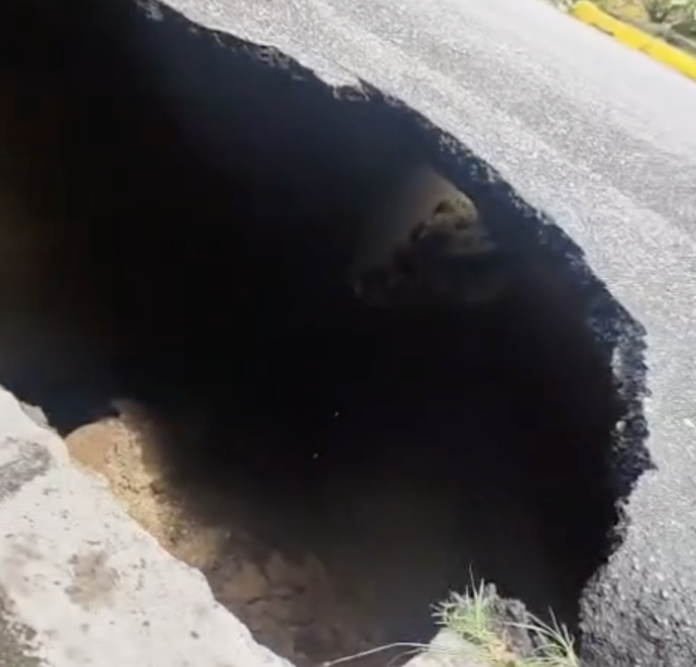 Socavón provoca colapso de puente en Ciudad Satélite