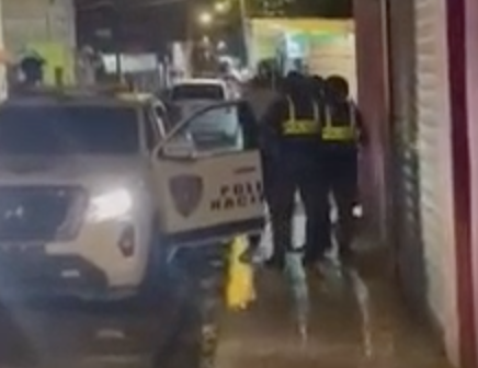 Policía le da «galleta» a ciudadano esposado en La Romana