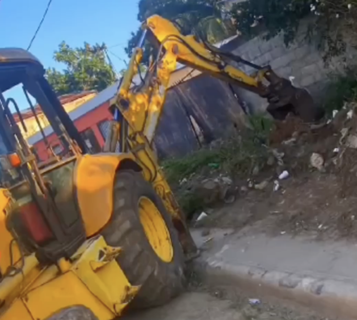 Residentes de la calle Almirante Caña reparan vía con sus propios recursos ante abandono de las autoridades
