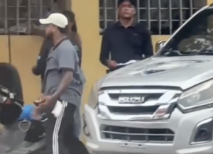 DICRIM intenta retener pasola a vendedor de pollos en Puerto Plata que tenía sus papeles