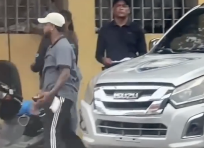 DICRIM intenta retener pasola a vendedor de pollos en Puerto Plata que tenía sus papeles